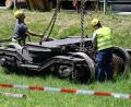 Bild: Angelika Warmuth/dpa
Ein Fahrgestell eines Zugteils wird abtransportiert.