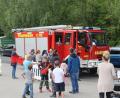 Bild: mrr
Auf großes Interesse stößt beim Sommerfest der Riedener Feuerwehr das Löschfahrzeug LF 20. Die Kinder dürfen darin mitfahren.