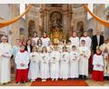 Bild: Fotostudio Hummer
Zehn Kinder feierten Erstkommunion in der Pfarrkirche Neualbenreuth. Mit im Bild (von links) Gemeindereferentin Sabine Schiml, Religionslehrerin Ulrike Richter, Karin Gleißner (Rektorin), Klassenlehrerin Lisa Lehmann, Alexandra Hecht (Klassenleitung 1/2), Mesner und Pfarrgemeinderatssprecher Wolfgang Plonner und Pfarrer George Parankimalil mit einigen Ministrantinnen und Ministranten.