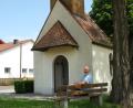 Bild: Hirsch
Der Vorsitzende des "Kapellenvereins Wohlfest", Johann Hermann, nimmt gerne Platz auf dem Bankerl vor der Marienkapelle. Seit 25 Jahren kümmert er sich um den Erhalt des Kirchleins und um die Pflege der Außenanlagen.