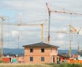 Symbolbild: Armin Weigel/dpa
Egal, ob dieses Haus bei München oder bei Waldsassen entsteht. Die Grundsteuer wird gleich berechnet, ohne auf den Wert des Gebäudes zu achten.