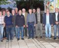 Bild: wro
Wahlen beim Gesangverein Schönhaid: Die Fäden zieht auch weiterhin Vorsitzender Erich Trottmann (Sechster von rechts). Stellvertreter bleibt Martin Worf (Dritter von rechts). Chorleiter Gottfried Hofmann, Bürgermeister Toni Dutz (von rechts) und der Vorsitzende der Sängergruppe Wiesau, Stefan Werner (Vierter von rechts), gratulierten den Gewählten.