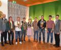 Bild: gi
Sportleiter Johannes Hanauer und zweiter Bürgermeister Bernhard Rom (von rechts) und Hans Kellner (links) als Vertreter des Schützengrenzgaus gratuleiren den erfolgreichen Heumadener Schützen.