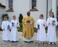 Bild: Andreas Brückmann
Vier Kinder empfangen in Etsdorf ihre Erstkommunion. Den Gottesdienst zelebriert Pfarrer Moses Gudapati.