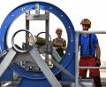 Bild: Stephan Huber
Der Spannungssimulator des Walderlebniszentrums Erlangen: Zwischen zwei Ringen wird ein Baumstamm fixiert, ein dritte Ring dazwischen bringt ihn mit Hilfe von Hydraulik auf Spannung – die macht Baumfällen gefährlich.