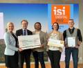Bild: rn
Staatssekretärin Stolz übergab der MGS-Delegation mit Wolfgang Bodensteiner, Martin Schmid, Nicole Gleißner und Hannes Göppl (von links) den mit 1 500 Euro dotierten Innovationspreis Schulen 2022.