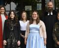 Bild: Petra Hartl
Konfirmation in der Erlöserkirche Amberg feierten (von links) Diakonin Sara Makari, Riana Scheck, Anna-Lena Vogel, Anna-Lena Muche, Pfarrer David Scherf und Marlon Muche.