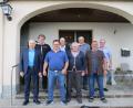 Bild: Gemeinde Kulmain/exb
Jagdvorsteher Alois Albersdörfer (vorne, Zweiter von links) mit Vorstandsmitgliedern und Bürgermeister Günter Kopp (links).