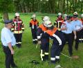 Bild: dob
Genauigkeit und Schnelligkeit sind die besten Voraussetzungen für die Feuerwehrleute erfolgreich eine Leistungsprüfung zu absolvieren. Kreisbrandinspektor Martin Weig (links) und die Kreisbrandmeister Christian Demleitner (Zweiter von rechts) und Alexander Kleber (rechts) achten genau auf Zeit und Akkuratesse.