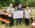 Bild: Freie Wähler Waldsassen/exb
Einen Scheck des Freie-Wähler-Ortsverbands Waldsassen über 200 Euro für die Ukraine-Hilfe überreichten Kassier Konrad Rosner und Vorsitzender Johann Wurm (von links) an Michael Filchner, den stellvertretenden Vorsitzenden der Reservistenkameradschaft Waldsassen.