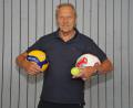 Archivbild: Spies/exb
Früher Fußballer, zwischendrin auch mal Tennistrainer und in den vergangenen Jahren "Macher" im Volleyball: Gerd Spies hält symbolisch einen Volleyball, Tennisball und einen Fußball.