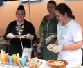 Bild: wro
Frauen aus der Ukraine boten beim Schulfest kulinarische Spezialitäten aus ihrer Heimat an.
