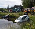 Bild: szl
Vier mittel bis schwer verletzte Personen sind die Bilanz eines Verkehrsunfalls am Montagnachmittag an der B15 bei Mooslohe südlich von Tirschenreuth. Die beiden Autos landeten im Weiher neben der Straße.
