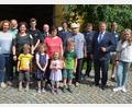 Bild: jr
Seinen 80. Geburtstag feierte Konrad Beer (Mitte, mit Hut). Dazu gratulierten neben der Familie auch eine Abordnung der Feuerwehr Großensterz und Bürgermeister Stefan Grillmeier (Dritter von rechts).