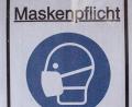 Bild: Kay Nietfeld/dpa
Ein Plakat mit der Aufschrift "Maskenpflicht": Gegen die hatte 2021 ein Mann in Amberg verstoßen. Jetzt landete der Fall vor Gericht.