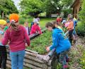 Bild: le
Im Kreislehrgarten sind wieder die Gartenkrähen am werkeln, Die Kindergruppe des Obst- und Gartenbauvereins hat ein Hochbeet vorbereitet und frisch bepflanzt.