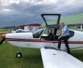 Bild: mis
Pilot Eike Hofmeister (links) und der Vorsitzende des Aeroclub-Schmidgaden, Horst Schreyer, bei einem ihrer Leichtflugzeuge. Im Hintergrund der Kontroll-Tower und die Hangars, Garagen für Flieger.