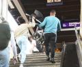 Bild: Gabi Schönberger
Bahnfahrer in Weiden brauchen gesunde Beine oder starke Nerven plus Muskelkraft. Den Kinderwagen bekommen die Bahn-Kunden sonst nicht zum Gleis.
