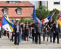 Bild: gf
Anlässlich der Besiegelung der Städtepartnerschaft geht es im Festzug durch Freihung, voran die Fahnen der beteiligten Nationen sowie die von Europa und der Ukraine. Voran schreiten (von links) Volksbund-Geschäftsführer Dario Vidojakovic, Freihungs Bürgermeister Uwe König und Vorsitzender Hartmut Schendzielorz.