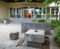 Bild: mma
Drei weise Eulen grüßen neben dem Namenszug von Max Prechtl am Haupteingang der Schule in Hahnbach.
