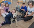 Bild: dob
15 Buben und Mädchen im Vorschulalter haben in den vergangenen Wochen mit Golden Doodle "Emil" sowie der Pädagogin für tiergestützte Therapie, Katrin Poschenrieder, den richtigen Umgang mit einem Hund gelernt.