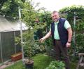 Bild: pz
Klaus Schuster bewahrt den Mammutbaum bis zur Pflanzung anlässlich des 100. Gründungsjubiläums unweit der Lourdesgrotte in seinem Garten auf. "Er treibt schön aus", freut sich der Vorsitzende des Obst- und Gartenbauvereins über das weiche Nadelgrün.