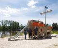 Bild: Stadt Waldershof/exb
Mit einem großen neuen Piratenschiff gibt es im Kösseinebad jetzt noch mehr Spielspaß für die Kinder, verspricht die Stadt Waldershof. Vor dem Piratenschiff von links Bürgermeisterin Margit Bayer sowie Carsten Adam und Jonathan Schmidt vom städtischen Bauhof.