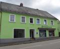 Bild: szl
In die freien Geschäftsflächen im Gebäude Bahnhofstraße 12 möchte ein Unternehmer einen Pizza-Lieferservice einrichten. Der Tirschenreuther Bauausschuss stimmte einer entsprechenden Nutzungsänderung zu.
