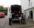 Bild: Seniorenzentrum der Diakonie Bühler Höhe/exb 
Michael Sandner mit seinen Söhnen Anton und Paul vom Verein „Zamhaltn“ aus Amberg bei der Abholung der gespendeten Hilfsmittel.
