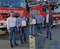 Bild: mde
Zum Ehrenmitglied der Feuerwehr Kemnath wurde Gustav Zaloga (Zweiter von links) ernannt, Ehrenkommandant ist nun Alfred Vogel (Mitte). Vorsitzender Marco Schäffler (links) und Kommandant Peter Denz (Zweiter von rechts) übergaben die Ehrenurkunden sowie Geschenke. Bürgermeister Roman Schäffler dankte im Namen der Stadt Kemnath und gratulierte.