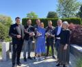 Bild: Laura Dechant/exb
Sie stießen mit dem Jubiläumsbier an (von links): Landrat Thomas Ebeling, Franz Kummert von der Brauerei Kummert, Bernd Godelmann, Silvia Godelmann, Max Godelmann, Ambergs OB Michael Cerny und Marlene Groitl (Dritte Bürgermeisterin der Gemeinde Fensterbach.