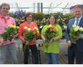 Bild: jr
Fester Bestandteil im Jahresprogramm des Gewerbefördervereins Mitterteich ist die Muttertagsaktion – in den Geschäften der Mitglieder werden dabei Rosen an die weibliche Kundschaft verteilt. Bezogen wurden die Blumen auch heuer wieder von der Gärtnerei von Vereinsmitglied Hans-Joachim Schinner (links). Beim Aussuchen mit dabei waren neben dem Vorsitzenden Stefan Grillmeier auch Andrea Dolles und Martina Rüth (von rechts).