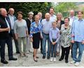 Bild: stg
Der Kemnather Ehrenbürger Edi Ganssmüller (Siebter von rechts) feierte seinen 99. Geburtstag mit Ehefrau Ingrid (Fünfte von links), Verwandten, Freunden und Kemnaths Bürgermeister Roman Schäffler (Zweiter von rechts).