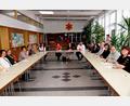 Bild: bkr
Ein wichtiges Ehrenamt üben die Familienbeauftragten in den Gemeinden des Landkreises Tirschenreuth aus. Gastgeber des Gedankenaustausches war diesmal die Gemeinde Immenreuth. An der Stirnseite von links: Christine Stich, Pia Kürschner, Marianne Fütterer und Bürgermeister Thomas Kaufmann.