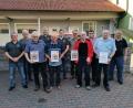 Bild: gz
Vorsitzender Erhard Reil (Sechster von links), Stellvertreter Dominik Hanauer (Vierter von links) und Sportwart Thomas Hacker (links) danken Hans-Jürgen Wessel, Roman Stephan, Bruno Lang, Johann Karl, Anton Gleißner, Hans Wild, Reinhold Bösl und Karl Winklmann (von links) für 50 Jahre Treue.