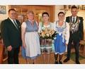 Bild: bsc
Vorsitzender Wolfgang Schlicht (links) gratulierte den neuen Regenten der Frauenreuther Sportschützen: (von rechts) Schützenkönig Patrick Stengl, Luftpistolenkönigin Elena-Maria Schlicht, Schützenliesl Edeltraud Kaßeckert und Seniorenkönigin Angelika Schramm.
