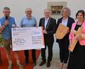 Bild: jr
Mit einem Scheck in Höhe von 25.000 Euro überraschte der Förderverein des Informations- und Begegnungszentrums Bürgermeister Max Bindl. Dazu gab es jeweils ein Holzkreuz und das Marktwappen, jeweils handgeschnitzt. Im Bild (von links) Vorsitzender Uwe Rosner und Otto Grillmeier vom Förderverein, Bürgermeister Max Bindl sowie Melanie Wenisch und Michaela Günthner vom Museumsteam.