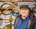 Bild: Marcus Rebmann/exb
Der Kunstmaschinenerfinder Willi Reiche aus Wachtberg (Rhein-Sieg-Kreis) zeigt eigens für die Ausstellung im Luftmuseum kreierte kinetische Maschinen in den Ausstellungsräumen.