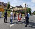 Bild: hzi
Pater Samuel Patton von der Thurndorfer Pfarrei spendet den sinnbildlichen Weltsegen auf der Thurndorfer Straßenkreuzung, welche die vier Himmelsrichtungen symbolisiert.
