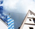 Bild: Gabi Schönberger
Das Netz in der Nähe des Alten Rathauses fällt immer mehr Passanten ins Auge. Tierfreunde vermuten eine Taubenfalle – doch auch Fledermäuse könnten Probleme bekommen.