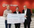 Bild: Witt-Gruppe (Petra Grommas)/exb
Patrick Boos, Vorsitzender der Geschäftsführung der Witt-Gruppe (links), übergibt den Scheck über 20.000 Euro an Thorsten Willecke, Leiter der Franz-Grothe-Schule (Mitte) und Lothar Höher, zweiter Bürgermeister der Stadt Weiden (rechts).