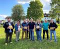 Bild: sck
Von links: Michael Lehner, Elternbeiratsvorsitzender der Dr.-Heinrich-Stromer-Grundschule Auerbach; Ines Mertel, stellv. Elternbeiratsvorsitzende der Realschule Auerbach; Patrick Lehner, Elternbeiratsvorsitzender Marienkindergarten; Sven Petrasch, Basar-Team; Michael Streit 1. Vorsitzender Siedlergemeinschaft Auerbach; Simone Frohnhöfer Elternbeiratsvorsitzende Mittelschule; Torsten Kaufmann, Basar-Team; Jean Schleicher, Elternbeiratsvorsitzender Fatima-Kindergarten