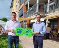 Bild: Senioren-Servicehaus Waldershof/exb
Einrichtungsleiter Johannes Grossmann (links) und Andreas Neugirg (rechts), Fachbereichsleiter und Prokurist, mit dem gestalteten Puzzle-Teil für das neue Sozialteam-Logo.