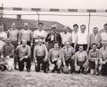 Bild: gz (Archiv)
Für den Fußballsport begeisterten sich 1946 nach der Wiedergründung (vorne v.l.) Karl Brenner (Schnickerl), Ludwig Karl (Matthiersl), Michael Egerer (Gründungsvorsitzender von Schwarz-Weiß 1931 und Vorsitzender der Wiedergründung 1946), Erwin Stobitzer, Josef Hagermüller (Gründungsvorsitzender von Grün-Weiß 1922), Michael Kirner, Wolfgang Lindner (Kutterer), Michael Voit (Stofferl), (stehend v.l.) Christian Eismann, Josef Lindner (Kutterer), Hans Brenner (Stoalpeter), Karl Forster (Gulden), Karl Kleber (Döinsn), Mike Selch, Hans Brenner (Fleischbeschauer), Peter Karl (Wulfenpoiter), Hans Poingfürst, Josef Zierer, Hans Siertl, Karl Bauriedl (Breier), Josef Kleber (Sadl) und Franz Grötsch (Geierfranzerl).
