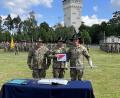 Bild: mor
Oberst Robert S. McChrystal (Mitte) ist der 82. Kommandeur der "Dragoons" aus Vilseck. Vorgänger Oberst Joseph Ewers (rechts) und Command Sergeant Major Benjamin Pingel (links) lassen ihn in das Traditions-Regimentsbuch eintragen