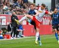 Bild: Armin Weigel/dpa
Steve Breitkreuz vom SSV Jahn Regensburg (Nummer 23) weiß, dass es auch in der kommenden Saison beim Oberpfälzer Zweitligisten auf Kampfstärke ankommt.