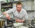 Bild: Florian Miedl/exb
Bayerische Küche kann innovativ sein. Das beweist der 27 Jahre alte Matthias Kastner neuerdings auch in Arzberg.
