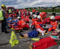 Bild: hmr
Teil der Großübung auf dem Flugplatz in Eger war auch die Einrichtung einer Verletztensammelstelle. Dort sondierten die Rettungskräfte die "Opfer" nach der Schwere ihrer Verletzungen und bereiteten sie für den Abtransport in Krankenhäuser vor.