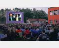 Bild[M]: fvo
Open-Air-Kino mit Eberhofer und Birkenberger beim "Kaiserschmarrndrama" am Schulsportplatz in Waldthurn