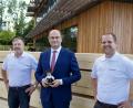 Bild: Michael Bothner
Die beiden Nord-Oberpfälzer Unternehmer Georg Strobel (links.) und Adrian Blödt (rechts) freuen sich zusammen mit dem bayerischen Finanzminister Albert Füracker über die neugegründete Genossenschaft.